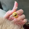 Joyería Chapada en Oro con Textura Martillada, Estilo Old Money, Anillo de Banda Ancha con Piedra Ojo de Tigre, Diseño de Lujo Ligero de Nicho, Suministro Mayorista de Oro de Imitación