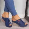 Chinelos Femininos de Salto Anabela para o Verão 2024 Sola Grossa Cabedal em Jeans Simples Roupa Externa Moda Bico Peixe Tamanho Grande Sapatos Femininos