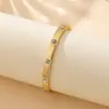1 Peça de Novo Bracelete Dourado Simples com Diamantes Estilo Europeu e Americano, Joia de Luxo Leve da Moda e Versátil para Mulheres, Acessório de Mão de Alta Qualidade
