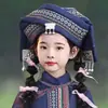 Traje de Performance del 3 de Marzo de la Nacionalidad Zhuang Tocado Accesorios de Performance de Danza de Minorías Étnicas Sombrero de la Nacionalidad Miao Yi Yao para Niñas