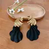Brincos europeus e americanos de agulha de prata torcidos de forma irregular, luxo leve, moda de alta qualidade, brincos exagerados, acessórios de ouvido de estilo único e nicho