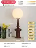 Lámpara de pie de columna romana de mediados de siglo, adecuada para sala de estar, colocada junto al sofá, dormitorio retro de estilo francés, creando un ambiente sofisticado y artístico