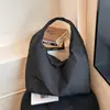 Bolsa de Axila Tendência e Estilosa Primavera e Verão 2026 Nova Moda Bolsa de Ombro em Nylon Bolsa de Mão Retrô para Mulheres