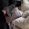 Bolso tejido de piel de oveja con piel de vaca de primera capa 2023 otoño e invierno Nuevo bolso de mano texturizado para el trabajo diseño nicho bolso bandolera