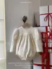 Roupa de Outono para Bebês e Crianças Pequenas 2026 Novo Macacão Triângulo Estiloso com Patchwork de Renda para Meninas com Mangas Bufantes
