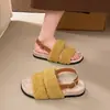 Sandalias de peluche súper bonitas y súper populares para mujer, calzado de exterior, nuevo estilo 2026, otoño, versátiles, de una sola tira, suela gruesa, zapatos de felpa de algodón