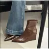 Botines de tacón de cuña con punta estilo coreano para mujer, botas ajustadas de otoño e invierno, efecto adelgazante, serie de colores Maillard, botas de moda con cremallera trasera