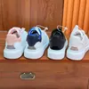 ¡Artículos de Alta Gama de Dongguan! Mq Nuevos Zapatos Deportivos Casuales de Cuero Genuino con Suela Gruesa de Dos Tonos para Parejas con Cola Zapatos Blancos con Cordones para Aumentar la Altura