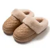 Chinelos de inverno femininos 2026 novo modelo, antiderrapantes, quentes, para uso interno em casa, de sola grossa, forrados com pelúcia, chinelos de algodão para casa com calcanhar fechado