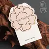 Producción de etiquetas de ropa de alta gama, diseño de etiquetas y colgantes para ropa de mujer, logo personalizado, diseño de etiqueta de tarjeta color marfil con estampado dorado