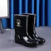 Botas de chuva masculinas espessas e duráveis, botas de chuva de cano curto e alto, impermeáveis e antiderrapantes, sapatos de borracha espessados, sapatos d'água de novo estilo, botas de borracha para cozinha
