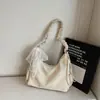 Bolso tote para axila amarillo cremoso de tacto suave, con una textura suave de PU, adecuado para el trayecto matutino y el uso casual de las jóvenes.