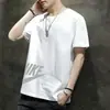 Camiseta Masculina de Manga Curta 2026 Nova Slim Fit Versátil Top Juventude Estilo Coreano Camisa Básica Tendência Camiseta Estampada