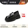 Sapatos de couro de sola grossa, tamanho pequeno, femininos, mocassins slip-on britânicos, altura oculta, preto, populares online, fivela de cavalo única