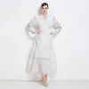 Fotos Reales de Ropa de Mujer para Exportación - Vestido Elegante de Encaje Hueco con Mangas Largas Estilo Francés Corte A, Vestido Adelgazante con Cuello en V para Otoño e Invierno
