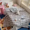 Colcha de terciopelo de leche estilo Ins, juego de ropa de cama de cuatro piezas para otoño/invierno, edredón cálido con diseño de pompón, núcleo de edredón de invierno engrosado, juego de ropa de cama