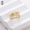Anillo de moda con letras CD de estilo fragante, triple capa, con perla, para mujer, diseño exagerado, sin apertura.