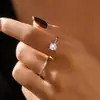 Anillo Estilo INS Envolvente de Doble Dedo en Forma de S Oro Circonita 3A Anillo de Acero Inoxidable para Mujer Chapado en PVD Oro de 18K Anillo Sencillo de Lujo Ligero