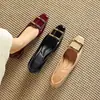 Zapatos de mujer hechos a mano, estilo commuter, zapatos de charol de punta cuadrada, tacón grueso para mujer, hebilla cuadrada poco profunda, tacón medio, versátiles y cómodos