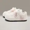 Sapatos femininos de sola grossa com velcro, 2026 outono novo, sapatos brancos fofos de desenho animado, estilo campus estudantil, sapatos femininos coreanos