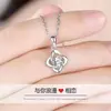 Colar de Trevo da Sorte Feminino Leve Luxo Estilo Japonês e Coreano Pingente Simples de Zircônia Corrente de Clavícula Versátil Joia Nicho Atacado