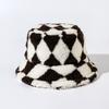 Gorro de pescador de lana de cordero a cuadros diamante otoño e invierno Nuevo gorro grueso y cálido al por mayor tablero de ajedrez combina con todo gorro de cubo