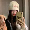 Gorro de invierno para mujer, lindo y grueso para abrigar, versátil y adorable, adecuado para estudiantes, con circunferencia de cabeza grande, estilo coreano, cubreorejas y adelgaza la cara, también adecuado para mujeres posparto