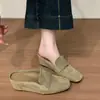 Primer Encuentro con los Nuevos Zapatos de Mujer Retro Versátiles de Punta Cerrada sin Cordones para Uso en Exteriores de la Nueva Temporada, Estilo Gamuza Nuevo de Verano 2026