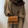 Bolsa Quadrada Pequena Texturizada Retro Popular Feminina 2025 Nova Simples Elegante Bolsa de Ombro com Alça Larga Bolsa Transversal Casual