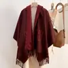Bufanda nueva de otoño e invierno para mujer, doble cara de cachemira sintética, diseño de alta gama, cálida, versátil y con borlas