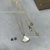 V Jinbao Familia Collar de Falda Pequeña Versión Alta Madreperla CNC Chapado en Oro Rosa de 18K Cadena para Clavícula con Forma de Abanico Accesorios de Joyería