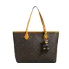 Bolsa Tote 2026 Verão Nova Tendência Moda de Luxo Grande Capacidade Portátil de Ombro Nicho para Deslocamento Bolsa Grande Feminina