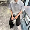 Camisa Polo a Cuadros Grises con Bloques de Color de Manga Corta para Hombre, Estilo Retro Americano de Verano, Hombro Normal, Mangas de Tres Cuartos