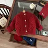 Conjunto de Invierno de Dos Piezas para Niña Patrón de Diamantes Retro de Punto Grueso Rojo Suéter de Cableado para Bebé Pantalones de Punto Versátiles con Rayas Verticales Micro-Acampanados