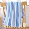 Toalla de lana coral de lavado al por mayor de fábrica, toalla de baño a rayas suave y absorbente, toalla de regalo, toalla de generación de cabello