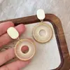 Pendientes de Aro Tejidos Estilo Vacaciones Mismo Estilo que Zhong Chuxi para Mujer, Lujo Ligero, Gama Alta, Pendientes Exquisitos, Accesorios de Oreja Exagerados de Nicho