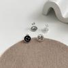 Aretes de Plata Esterlina S925 de Corea del Sur con Carita Sonriente Aretes Sonrientes Femeninos Sentido del Diseño Temperamento Pequeños y Exquisitos Sensación de Alta Gama