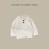Coleção outono e inverno infantil: Suéter gola alta off-white, suéter de tricô de corte solto com jacquard de padrão ondulado para bebês e crianças pequenas, adequado para usar como camada externa