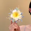 Nuevo Estilo Pinza para el Cabello de Flor de Frangipani Artificial para Mujer, Estilo Vacaciones en la Costa Pinza de Pico de Pato para Flequillo Lateral Pinza para el Cabello Accesorio para el Cabello