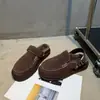 Crocs de Couro com Solado Grosso Mulas Peludas Integradas de Couro e Pelo com Solado Grosso Fivela Retro Uso Bidirecional Chinelos de Lã Engrossados
