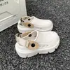 Sapatos infantis respiráveis com furinhos, não abafam, várias cores disponíveis, sandálias versáteis