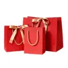 Sacolas de presente florais vermelhas estilo europeu podem ser impressas com logotipos, disponíveis em vários tamanhos, com um toque de luxo, espessadas e adequadas para lembrancinhas de festas festivas.