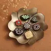 Venta al mayoreo del fabricante: Palo de rosa y boj pintados con patrones chinos tradicionales, que presentan diseños auspiciosos y motivos de volutas, utilizados para pequeños accesorios, cuentas decorativas y pulseras de bricolaje