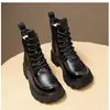 2026 Nuevas Botas Cortas de Cuero para Mujer Estilo Británico Otoño Invierno Suela Gruesa Cómodas Modernas Versátiles Cálidas Antideslizantes Hacen que los Pies Parezcan Más Pequeños