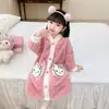 Bata de Panda Gatito Fresa de Terciopelo Coral Pijamas de Franela para Niñas Nuevo Estilo Otoño e Invierno 2025 Niña Bebé