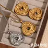 Moda Europea y Americana Elegantes Aretes Retro de Diseño Nicho Acero Inoxidable Chapado en Oro de 18K Collar Enroscado con Anillo