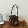 Bolsa tote de bolinhas de nicho estilo coreano, novo modelo 2026, grande capacidade, adequada para trabalho e deslocamento, com um design único e casual, pode ser carregada na mão ou usada como bolsa de ombro