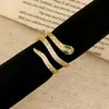 Moda Retrô Design de Nicho Elegante Versátil Anel Enrolado de Cobra Estiloso Acessível Luxo de Ponta Joia de Mão Exquisita para Mulheres