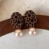 Aretes Melard ovalados con estampado de leopardo y perla, aretes largos geométricos aterciopelados, aretes estilo retro otoño/invierno para mujer