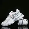 Zapatos de Hombre Primavera 2026 Nueva Marca de Moda Deportivos Casuales Malla Zapatos para Correr Aumento de Altura para Hombre Zapatos de Papá Versátiles de Moda